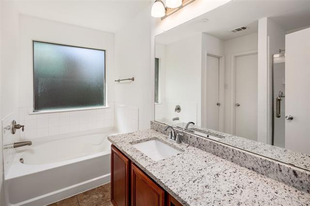 Building Photo - 2417 Eisenhower Dr