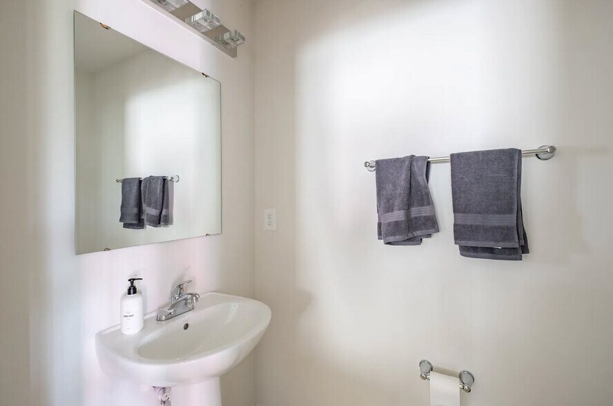 Building Photo - Room in House on Skipjack Ln