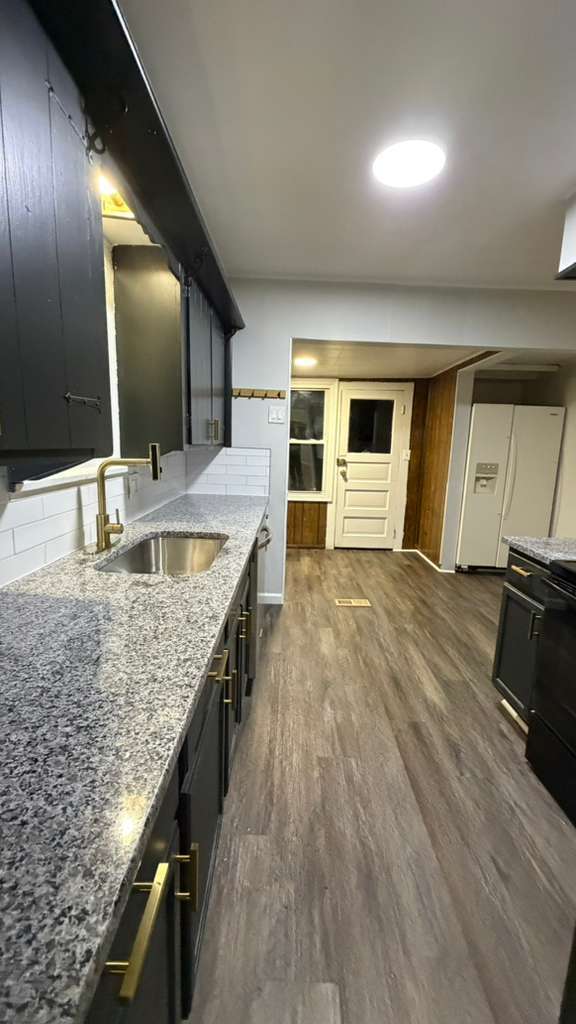 Building Photo - 13901 Tyler Ave