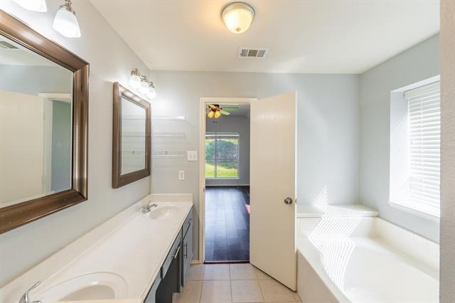 Building Photo - 9200 Warren Dr