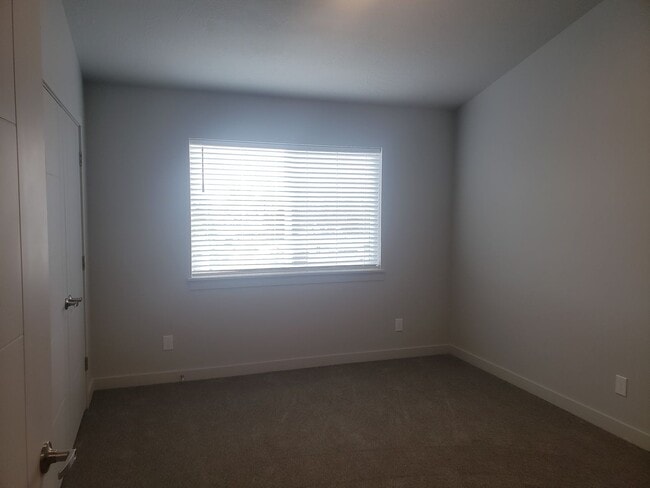 Building Photo - 2 Bedroom Condo in Springville