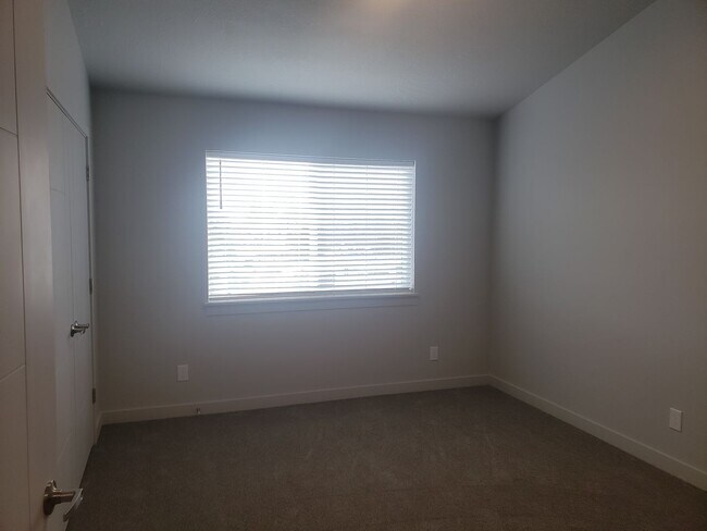 Building Photo - 2nd Floor 2bed 1 Bath in Springville!