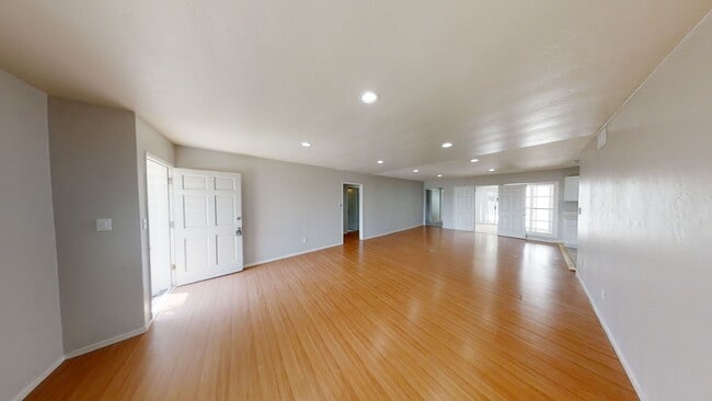 Building Photo - 4BD/2BA, Upgraded Kitchen! Sunroom!