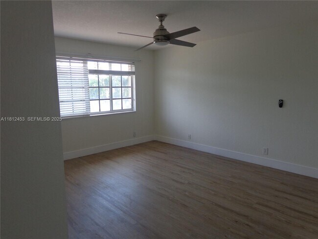 Building Photo - 991 Crestview Cir