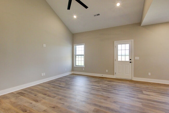 Building Photo - 102 Riverbend Dr