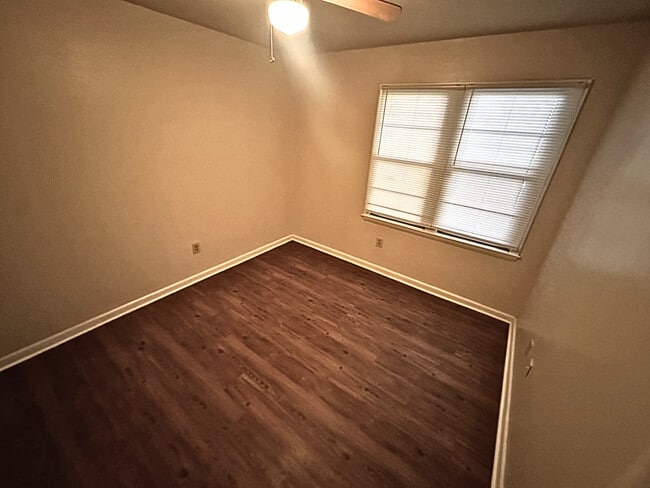 Building Photo - 125 Rosewood Dr