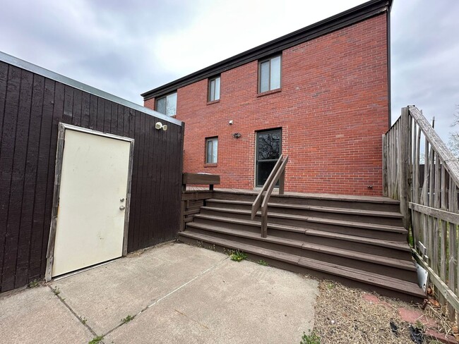 Building Photo - Downtown 3 bed 2 bath townhome *PRICE DROP*