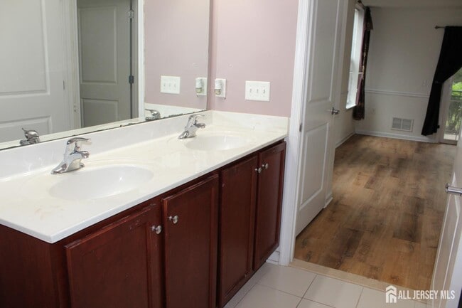 Building Photo - 613 Doral Ct