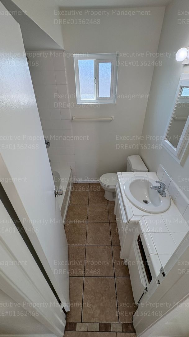 Building Photo - 2 bedroom 1.5 bathroom townhouse located in East Bakersfield Move In Special on Approved Credit