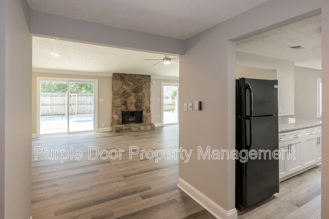Building Photo - 640 Singing Hills Ct
