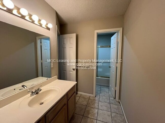 Building Photo - Spacious townhouse available for your July move-in!