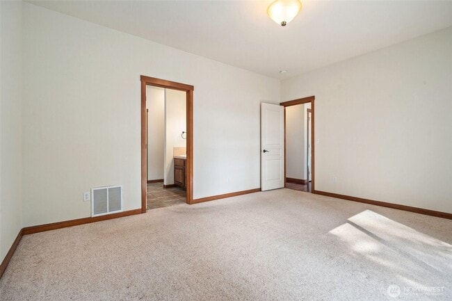 Building Photo - STUNNING 3 BEDROOM IN ALDERBROOK