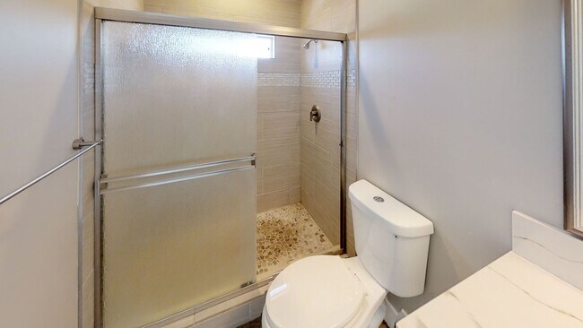 Building Photo - 7BD/5BA, LOTS of Parking!! (Lease out, pen...