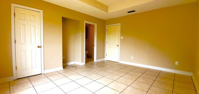 Building Photo - SUPER SPACIOUS 2 Bedroom, 2 Bathroom duple...