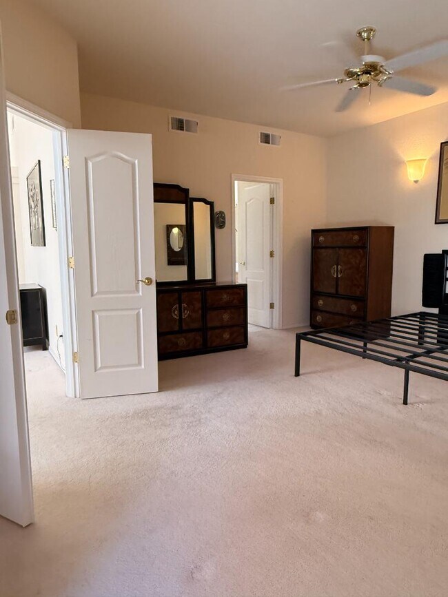 Building Photo - 711 Tramway Pl NE