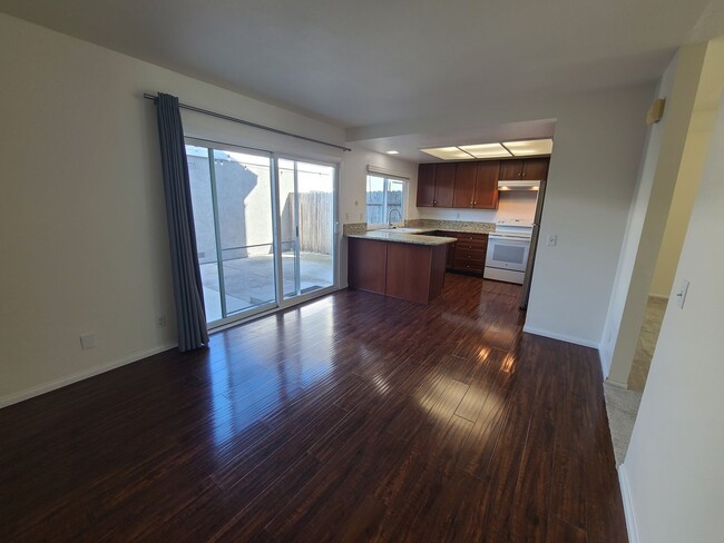 Building Photo - Spacious Two story 3 bed 2.5 baths + 2 car garage in great school district.