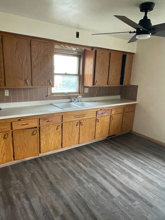 Building Photo - Newly Renovated 3-Bedroom Upper Flat Near ...