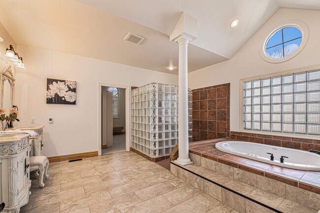 Building Photo - 811 Western Hills Dr