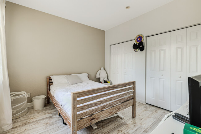 Building Photo - 1394 Harbor View W