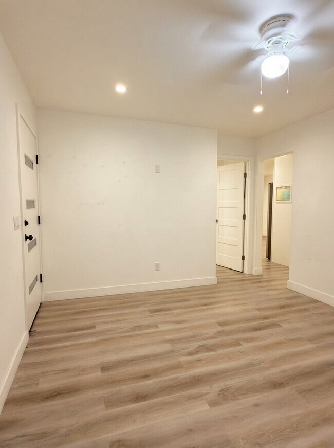 Building Photo - 6512 Osler St