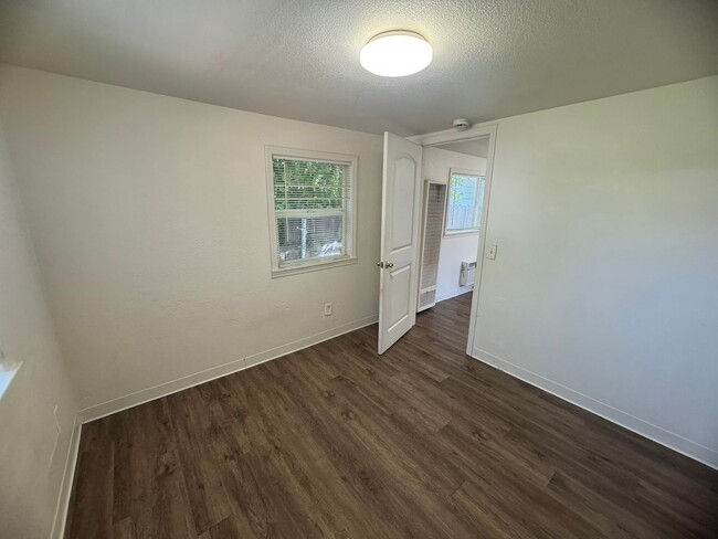 Building Photo - 1 Bedroom 1 Bath Home with a Large Outdoor...