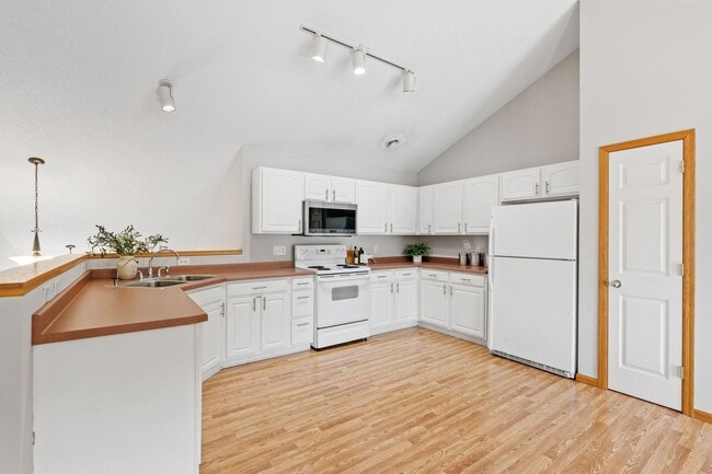 Building Photo - 3bd, 2ba town home in NEW HOPE, avail NOW