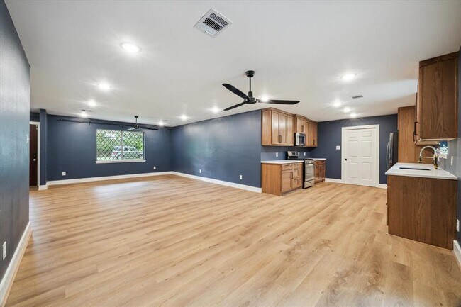 Building Photo - 1627 Crestdale Dr