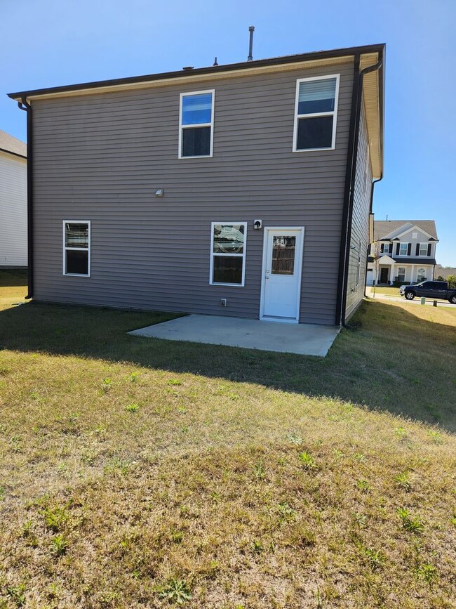 Building Photo - 4 Bedroom For rent
