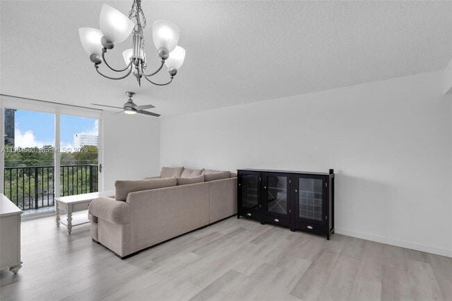 Building Photo - 520 SE 5 Ave