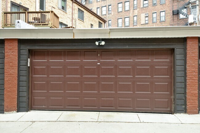 Building Photo - 323 W Webster Ave