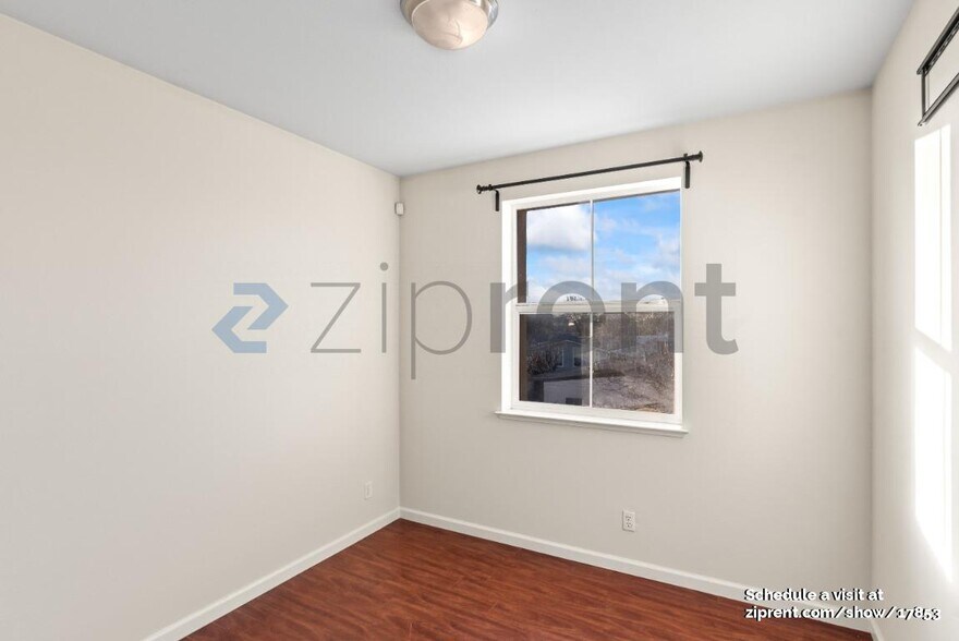 Building Photo - 2112 Sheffield Dr