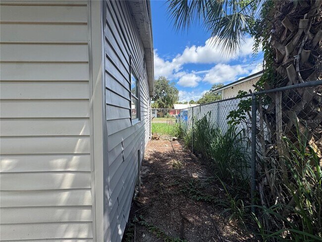 Building Photo - 4034 13th Ave S