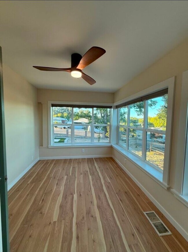 Building Photo - 2 bedroom 2 bath home close to downtown