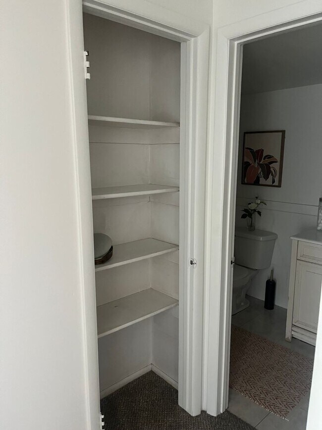 Building Photo - 2 Bedroom Condo for Rent