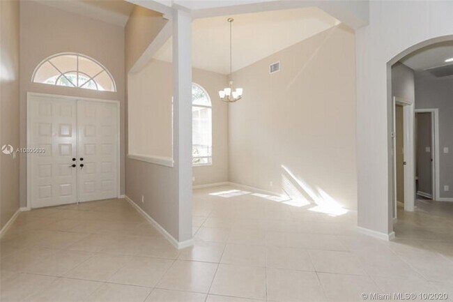 Building Photo - 2560 Jardin Manor