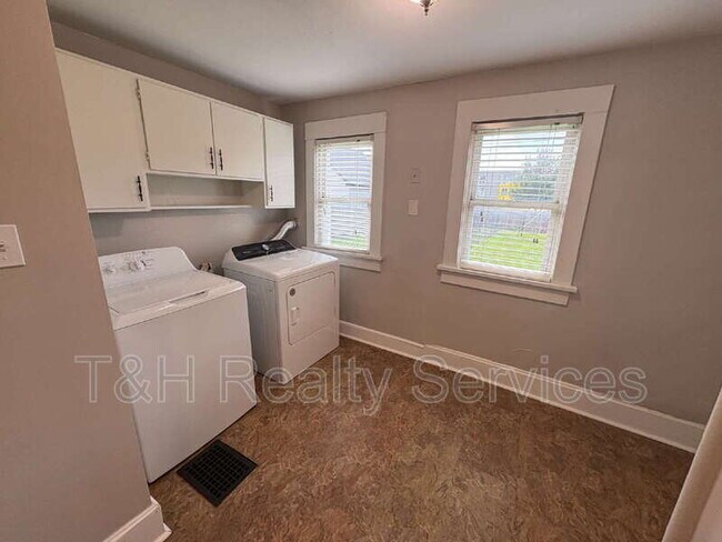 Building Photo - 1624 Yandes St