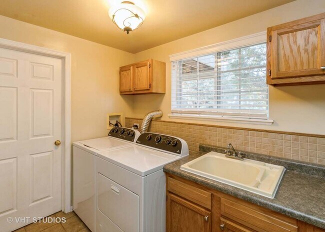 Building Photo - 271 Evergreen Cir