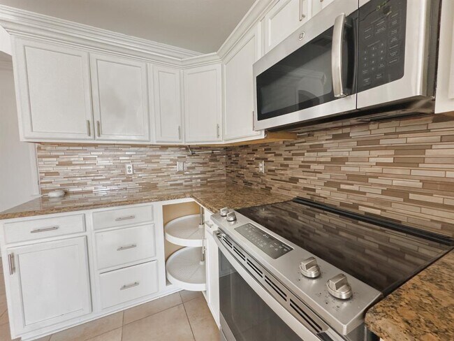 Building Photo - 3806 Fieldcrest Dr