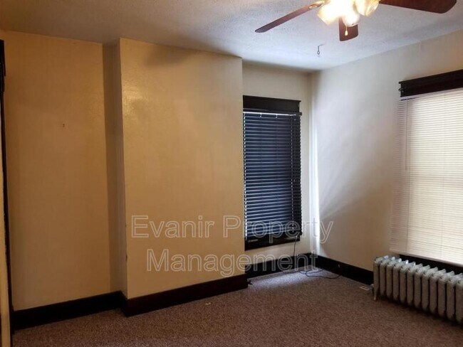 Building Photo - 216 S 6th St