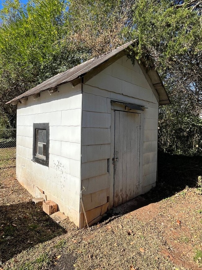 Building Photo - Cozy 2-Bedroom, 1-Bathroom Home