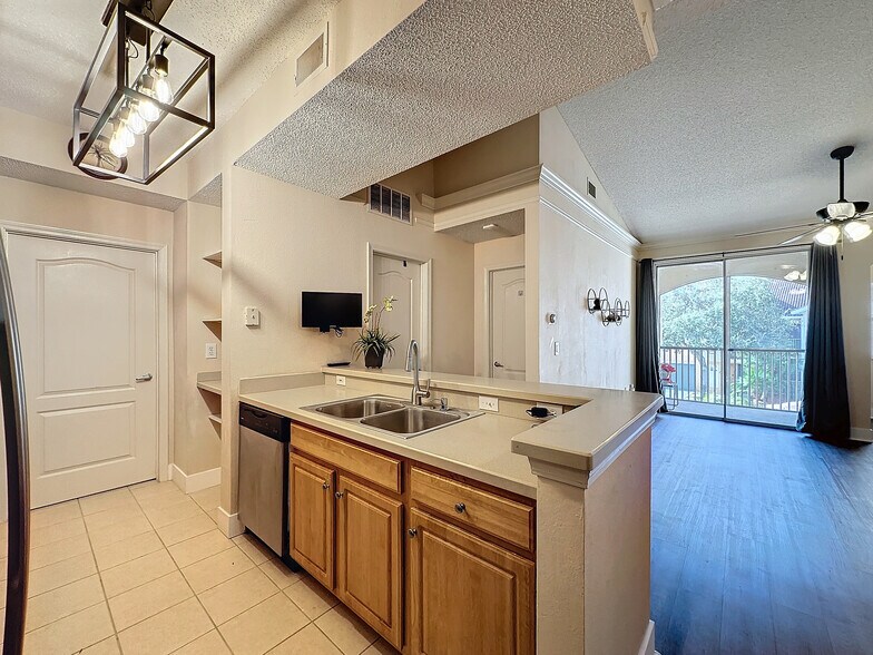 Building Photo - 12021 Villanova Dr