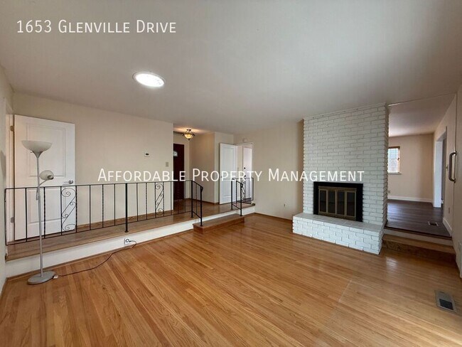 Building Photo - 1653 Glenville Dr