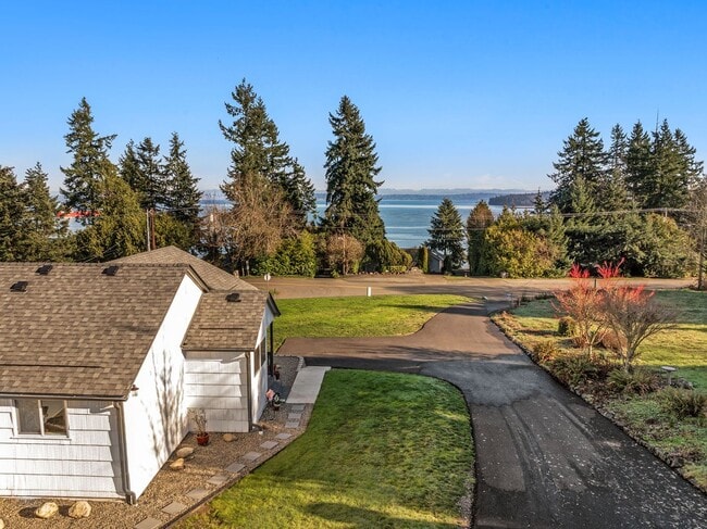 Building Photo - Waterfront Living!