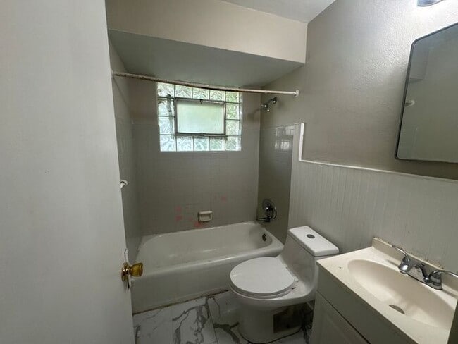 Building Photo - 2BR 1ba apartment conveniently located in ...