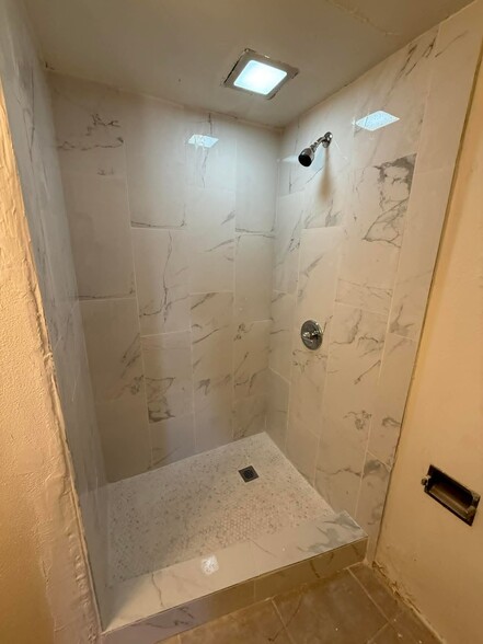 Building Photo - 1137 E Adelaide Dr