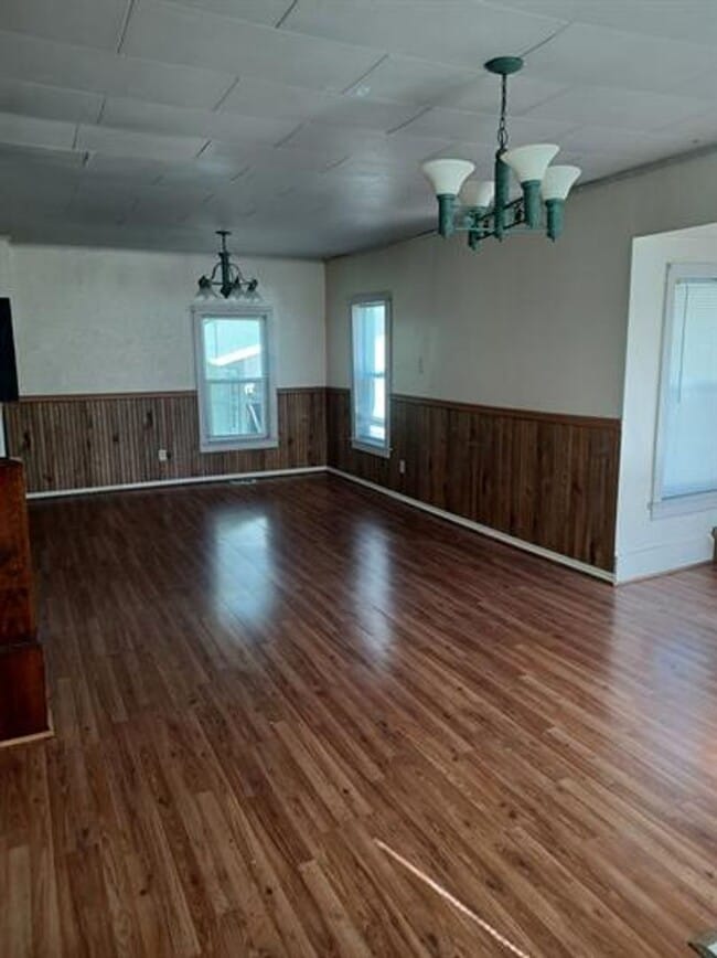 Building Photo - House Available for Rent