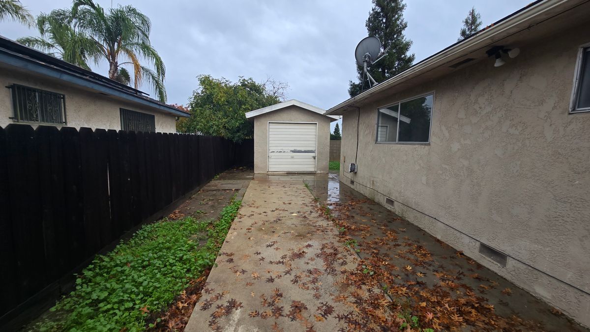 Building Photo - 4184 N Briarwood Ave