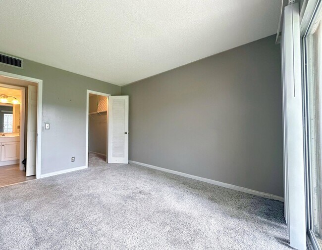 Building Photo - 144 Mansfield D
