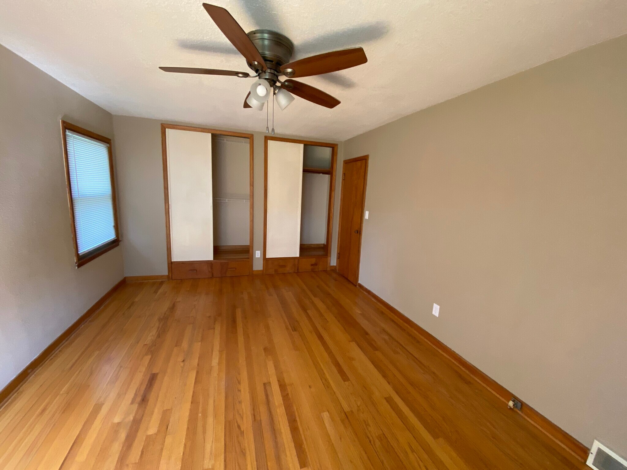 Primary bedroom - 1305 Vine St