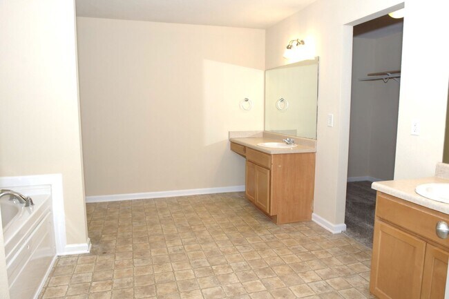 Building Photo - Move-In Special!